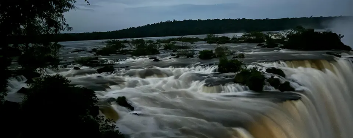 Passeio noturno nas Cataratas do Iguaçu + Jantar