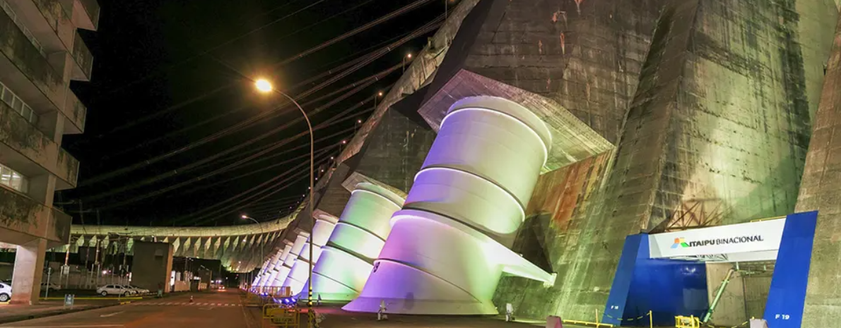 Tour noturno Usina de Itaipu iluminada + jantar