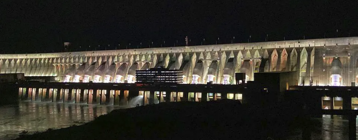 Tour noturno Usina de Itaipu iluminada + jantar