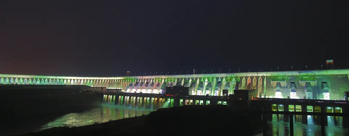 Tour noturno Usina de Itaipu iluminada + jantar