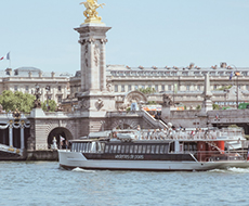 Vedettes de Paris – Passeio de Barco Guiado com Taça de Champagne Diurno