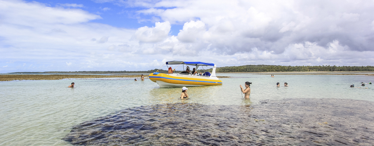 Volta à ilha (passeio de lancha rápida com banho de mar nas piscinas naturais)