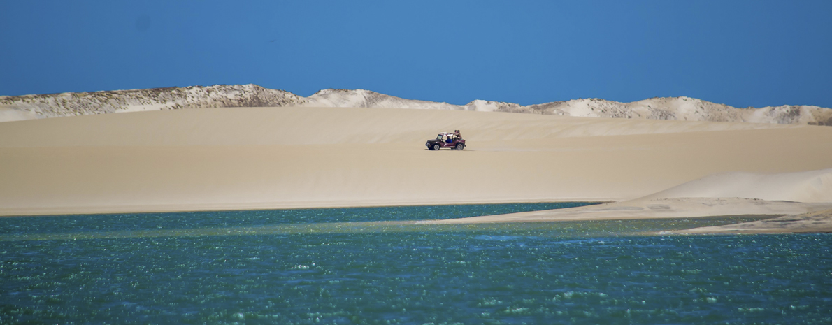 Praia de Galinhos com barco