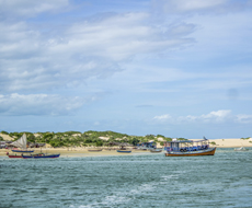 Praia de Galinhos com barco
