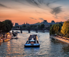 Passeio de barco noturno no Vedettes de Paris (incluso taça de champanhe)