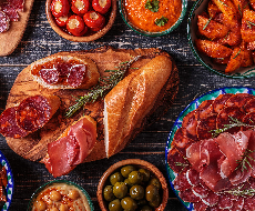 Passeio a pé noturno ao centro histórico de Barcelona com tapas e show de flamenco